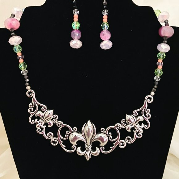 Karen Kettering Designs Jewelry - 💖 Eye Catching Fleur-De-Lis Necklace Set